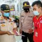 Satgas Memberikan Arahan Kepada Salah Satu Karyawan Minimarket. FOTO : Istimewa