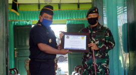 FOTO : Kepala Bea Cukai Atambua Bapak Tribuana Wetangterah Menyerahkan Piagam Penghargaan kepada Dansatgas Pamtas RI-RDTL Yonif Raider 142/KJ Letkol Inf Ikhsanudin di Mako Satgas Pamtas RI-RDTL sektor timur Yonif Raider 142/KJ di Jalan Meo Otu Hale Kelurahan Umanen Kacamatan Atambua Barat Kabupaten Belu, Nusa Tenggara Timur, Rabu (05/08/20).