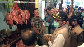 FOTO : H. Sudirman, SH,MH, Pj.Sekretaris Daerah Provinsi Jambi selaku Ketua Satgas Pangan Provinsi Jambi Ketika Mengecek Langsung Harga Kebutuhan Pokok dan Ketersediaanya di Pasar Tradisional Angso Duo Jambi, Jumat (24/07/20).