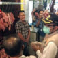 FOTO : H. Sudirman, SH,MH, Pj.Sekretaris Daerah Provinsi Jambi selaku Ketua Satgas Pangan Provinsi Jambi Ketika Mengecek Langsung Harga Kebutuhan Pokok dan Ketersediaanya di Pasar Tradisional Angso Duo Jambi, Jumat (24/07/20).