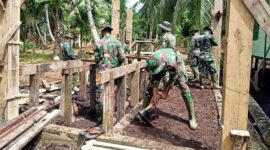FOTO : Satgas TMMD Mengerjakan Pembangunan WC dan Tempat Wudhu Masjid At-Taqwa Dusun 2 Sungai Kapas Desa Labuhan Pering, Kecamatan Sadu, Kabupaten Tanjab Timur. 