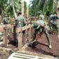 FOTO : Satgas TMMD Mengerjakan Pembangunan WC dan Tempat Wudhu Masjid At-Taqwa Dusun 2 Sungai Kapas Desa Labuhan Pering, Kecamatan Sadu, Kabupaten Tanjab Timur. 
