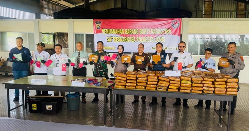 Acara Rilis Satresnarkoba Polresta Jambi Musnahkan Ratusan Kilogram Ganja, Puluhan Ribu Ekstasi dan 7,8 Kg Sabu. FOTO : VIRYZHA