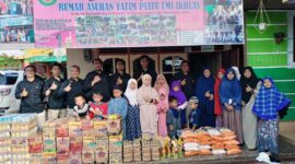 Satuan Brimob Polda Jambi Berbagi Sembako ke Panti Asuhan Yatim Piatu Umi Ikhlas, Mayang Kota Jambi, Senin (08/5/23). FOTO : Dhea