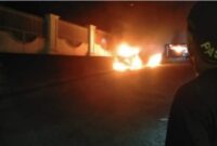 Terlihat Dari Kejauhan Api Memakan Bagian Mobil Suzuki Carry Futura jalan SMA N 1 Sarolangun, Senin (18/10/21) sekira pukul 20.30 WIB. FOTO : Dinamikajambi