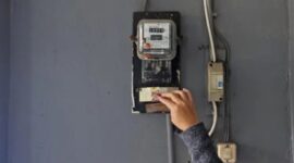 Ilustrasi Menurunkan Saklar pada Amper KWH PLN
