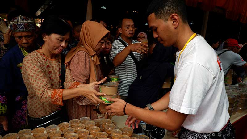 Sego Pecel Magetan Menggoda Selera di Tengah Gelar Seni Budaya TMII, 6 Mei 2024. [FOTO : Tim Media Mahir]