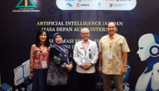 Sekretaris Jenderal Kemnaker Cris Kuntadi (kedua dari kanan) berfoto bersama para pengurus Asosiasi Auditor Internal dan narasumber lainnya di sela-sela pergelaran Seminar Nasional Internal Audit 2026 yang berlangsung di Yogyakarta. (FOTO : Dok. Humas Kemnaker)