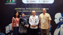 Sekretaris Jenderal Kemnaker Cris Kuntadi (kedua dari kanan) berfoto bersama para pengurus Asosiasi Auditor Internal dan narasumber lainnya di sela-sela pergelaran Seminar Nasional Internal Audit 2026 yang berlangsung di Yogyakarta. (FOTO : Dok. Humas Kemnaker)