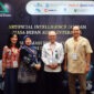 Sekretaris Jenderal Kemnaker Cris Kuntadi (kedua dari kanan) berfoto bersama para pengurus Asosiasi Auditor Internal dan narasumber lainnya di sela-sela pergelaran Seminar Nasional Internal Audit 2026 yang berlangsung di Yogyakarta. (FOTO : Dok. Humas Kemnaker)