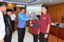 Penyematan tanda peserta oleh Wakil Bupati Tanjab Barat, Dr. H. Katamso SA., S.E., M.E., menandai dimulainya Sekolah Lapang Iklim (SLI) Provinsi Jambi Tahun 2026. (FOTO : Dok. Prokopim)