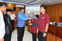 Penyematan tanda peserta oleh Wakil Bupati Tanjab Barat, Dr. H. Katamso SA., S.E., M.E., menandai dimulainya Sekolah Lapang Iklim (SLI) Provinsi Jambi Tahun 2026. (FOTO : Dok. Prokopim)