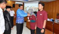 Penyematan tanda peserta oleh Wakil Bupati Tanjab Barat, Dr. H. Katamso SA., S.E., M.E., menandai dimulainya Sekolah Lapang Iklim (SLI) Provinsi Jambi Tahun 2026. (FOTO : Dok. Prokopim)