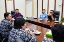 Wakil Bupati, Dr. H. Katamso, SA, S.E., M.E memimpin rapat koordinasi terkait evaluasi status dan legalitas pembiayaan 716 Tenaga Kerja Mandiri (TKM) pasca-pemeriksaan kepatuhan oleh Badan Pemeriksa Keuangan (BPK) RI di ruang rapat, Kuala Tungkal. (FOTO : Dok. PROKOPIM)
