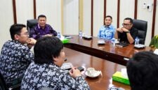 Wakil Bupati, Dr. H. Katamso, SA, S.E., M.E memimpin rapat koordinasi terkait evaluasi status dan legalitas pembiayaan 716 Tenaga Kerja Mandiri (TKM) pasca-pemeriksaan kepatuhan oleh Badan Pemeriksa Keuangan (BPK) RI di ruang rapat, Kuala Tungkal. (FOTO : Dok. PROKOPIM)