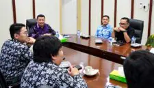 Wakil Bupati, Dr. H. Katamso, SA, S.E., M.E memimpin rapat koordinasi terkait evaluasi status dan legalitas pembiayaan 716 Tenaga Kerja Mandiri (TKM) pasca-pemeriksaan kepatuhan oleh Badan Pemeriksa Keuangan (BPK) RI di ruang rapat, Kuala Tungkal. (FOTO : Dok. PROKOPIM)