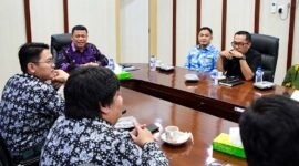 Wakil Bupati, Dr. H. Katamso, SA, S.E., M.E memimpin rapat koordinasi terkait evaluasi status dan legalitas pembiayaan 716 Tenaga Kerja Mandiri (TKM) pasca-pemeriksaan kepatuhan oleh Badan Pemeriksa Keuangan (BPK) RI di ruang rapat, Kuala Tungkal. (FOTO : Dok. PROKOPIM)
