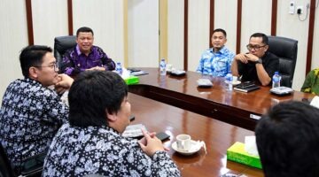 Wakil Bupati, Dr. H. Katamso, SA, S.E., M.E memimpin rapat koordinasi terkait evaluasi status dan legalitas pembiayaan 716 Tenaga Kerja Mandiri (TKM) pasca-pemeriksaan kepatuhan oleh Badan Pemeriksa Keuangan (BPK) RI di ruang rapat, Kuala Tungkal. (FOTO : Dok. PROKOPIM)