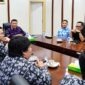Wakil Bupati, Dr. H. Katamso, SA, S.E., M.E memimpin rapat koordinasi terkait evaluasi status dan legalitas pembiayaan 716 Tenaga Kerja Mandiri (TKM) pasca-pemeriksaan kepatuhan oleh Badan Pemeriksa Keuangan (BPK) RI di ruang rapat, Kuala Tungkal. (FOTO : Dok. PROKOPIM)