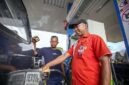 Petugas SPBU Pertamina melayani pengisian BBM ke kendaraan konsumen di salah satu SPBU di Pulau Flores, Nusa Tenggara Timur. PT Pertamina Patra Niaga memastikan 100% atau seluruh 56 SPBU di daratan Flores telah kembali beroperasi normal pascagempa bumi yang melanda wilayah tersebut. (Foto: Dok. Pertamina)