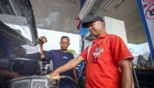Petugas SPBU Pertamina melayani pengisian BBM ke kendaraan konsumen di salah satu SPBU di Pulau Flores, Nusa Tenggara Timur. PT Pertamina Patra Niaga memastikan 100% atau seluruh 56 SPBU di daratan Flores telah kembali beroperasi normal pascagempa bumi yang melanda wilayah tersebut. (Foto: Dok. Pertamina)