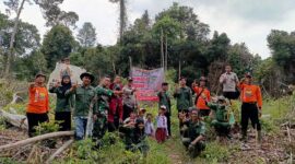 Senkom Mitra Polri Tanjab Barat bersama TNI, Polri, Linmas serta Sanggar Alam Delima (SAD) Pasang Sepadduk Himbauan Karhutala, Kamis (17/8/23). FOTO : HUMAS

