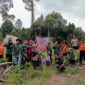 Senkom Mitra Polri Tanjab Barat bersama TNI, Polri, Linmas serta Sanggar Alam Delima (SAD) Pasang Sepadduk Himbauan Karhutala, Kamis (17/8/23). FOTO : HUMAS

