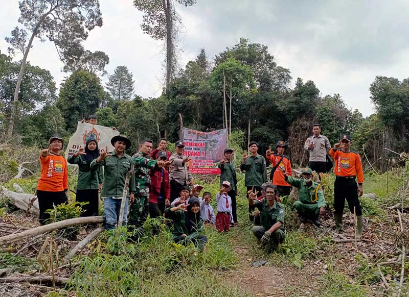 Senkom Mitra Polri Tanjab Barat bersama TNI, Polri, Linmas serta Sanggar Alam Delima (SAD) Pasang Sepadduk Himbauan Karhutala, Kamis (17/8/23). FOTO : HUMAS  