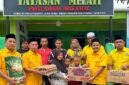 Ketua DPD Partai Golkar Kab. Tanjab Barat, H. Syufrayogi Syaiful, S.IP., M.H. (kedua dari kanan), menyerahkan bantuan paket sembako kepada perwakilan pengurus dan anak-anak Panti Asuhan Melati di Kuala Tungkal, Selasa (20/10/2026). K(Dok. Humas Golkar Tanjab Barat)