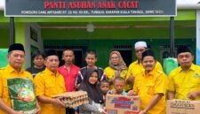 Ketua DPD Partai Golkar Kab. Tanjab Barat, H. Syufrayogi Syaiful, S.IP., M.H. (kedua dari kanan), menyerahkan bantuan paket sembako kepada perwakilan pengurus dan anak-anak Panti Asuhan Melati di Kuala Tungkal, Selasa (20/10/2026). K(Dok. Humas Golkar Tanjab Barat)