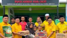 Ketua DPD Partai Golkar Kab. Tanjab Barat, H. Syufrayogi Syaiful, S.IP., M.H. (kedua dari kanan), menyerahkan bantuan paket sembako kepada perwakilan pengurus dan anak-anak Panti Asuhan Melati di Kuala Tungkal, Selasa (20/10/2026). K(Dok. Humas Golkar Tanjab Barat)