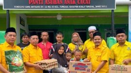 Ketua DPD Partai Golkar Kab. Tanjab Barat, H. Syufrayogi Syaiful, S.IP., M.H. (kedua dari kanan), menyerahkan bantuan paket sembako kepada perwakilan pengurus dan anak-anak Panti Asuhan Melati di Kuala Tungkal, Selasa (20/10/2026). K(Dok. Humas Golkar Tanjab Barat)