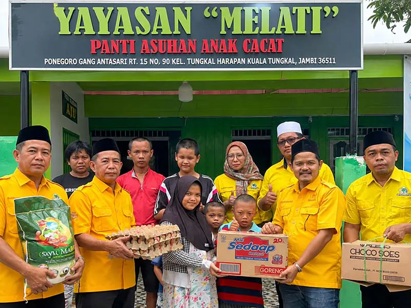 Ketua DPD Partai Golkar Kab. Tanjab Barat, H. Syufrayogi Syaiful, S.IP., M.H. (kedua dari kanan), menyerahkan bantuan paket sembako kepada perwakilan pengurus dan anak-anak Panti Asuhan Melati di Kuala Tungkal, Selasa (20/10/2026). K(Dok. Humas Golkar Tanjab Barat)