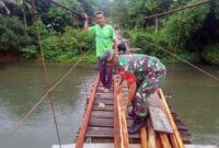 Serda Ulil Amri saat Bersama Warga Renovasi Jembatan Gantung Penghubung yang mulai rusak di desa Lubuk Kayu Aro Kec. Rantau Pandan, Sabtu (18/12/21). FOTO : PENREM