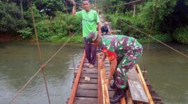 Serda Ulil Amri saat Bersama Warga Renovasi Jembatan Gantung Penghubung yang mulai rusak di desa Lubuk Kayu Aro Kec. Rantau Pandan, Sabtu (18/12/21). FOTO : PENREM