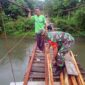 Serda Ulil Amri saat Bersama Warga Renovasi Jembatan Gantung Penghubung yang mulai rusak di desa Lubuk Kayu Aro Kec. Rantau Pandan, Sabtu (18/12/21). FOTO : PENREM