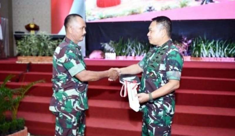 Kasad Jenderal TNI Dr. Dudung Abdurachman Menyerahkan Kunci Motor kepada Sertu Husni Thamrin Pada Acara Pengarahan kepada 900 Babinsa di Gedung Convention Center Jambi, Senin, (18/7/22). FOTO : PENREM