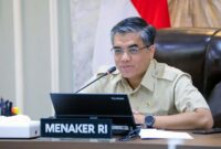 Menteri Ketenagakerjaan (Menaker) Yassierli memberikan keterangan pers terkait pembukaan kembali program Pembinaan dan Sertifikasi Ahli K3 Umum Batch 2 dengan kuota 2.100 peserta di Jakarta. Program ini merupakan langkah konkret pemerintah untuk memperluas akses pekerja terhadap kompetensi keselamatan kerja yang makin dibutuhkan dunia industri. (FOTO : Dok. Biro Humas Kemenaker)