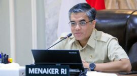 Menteri Ketenagakerjaan (Menaker) Yassierli memberikan keterangan pers terkait pembukaan kembali program Pembinaan dan Sertifikasi Ahli K3 Umum Batch 2 dengan kuota 2.100 peserta di Jakarta. Program ini merupakan langkah konkret pemerintah untuk memperluas akses pekerja terhadap kompetensi keselamatan kerja yang makin dibutuhkan dunia industri. (FOTO : Dok. Biro Humas Kemenaker)