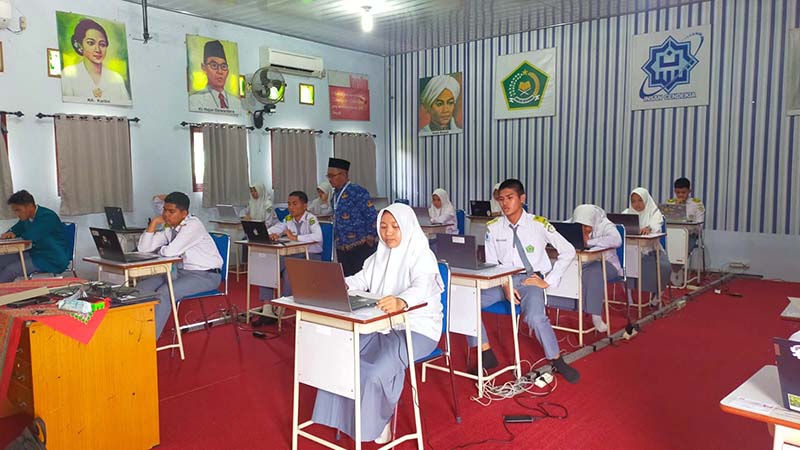 Siapkan Siswa Hadapi Tes Kemampuan Akademik 2025, MAN Insan Cendekia Jambi Gelar Gladi Bersih TKA Secara Online. FOTO : IST