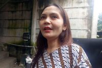BONGKAR PRIVILESE: Sosok Silvia Rinita Harefa yang pertama kali mengendus kejanggalan status penahanan Yaqut Cholil Qoumas. Berkat keberaniannya bersuara, publik kini menyoroti standar ganda KPK dalam memberikan fasilitas tahanan rumah kepada tersangka korupsi kuota haji senilai Rp 622 miliar. (Foto: Dok. rctiplus.com)