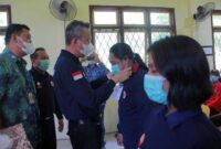 Sekda H. Agus Sanusi Menyematkan Tanda Peserta Sosialisasi dan Pelatihan Desa Tangguh Bencana Kabupaten Tanjung Jabung Barat Tahun 2021, Rabu (27/10/21). FOTO : DOKOM