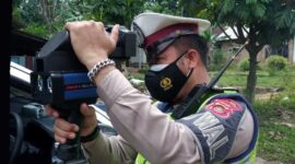 Anggota Satuan Lalu Lintas Polres Muaro Jambi Menggunakan Speed Gan Mengukur Kecepatan dan Kelambatan Kendaraan di Jalan Raya, Kamis (10/3/22). FOTO : HUMAS PMJ