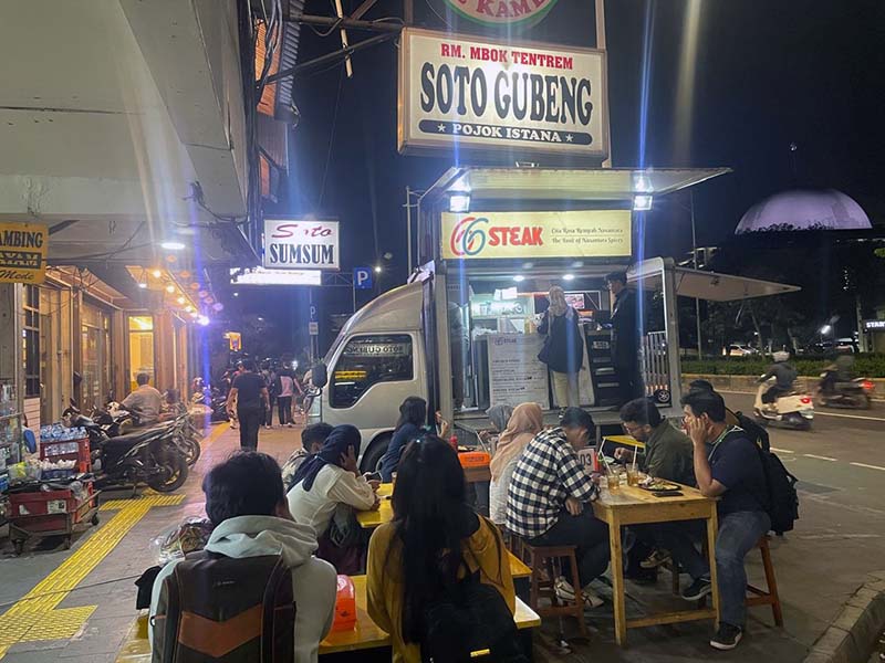 Steak Daging Sapi dan Daging Ayam Menu Khas Kuliner Malam Kawasan Juanda, Jakarta Pusat. [FOTO : Jacob Ereste]