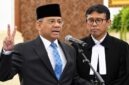 Menteri Keuangan Republik Indonesia yang baru dilantik, Suahasil Nazara (kiri), mengucapkan sumpah jabatan dipandu oleh rohaniwan saat upacara pelantikan di Istana Negara, Jakarta, Senin (14/9/2026). (FOTO : Dok.Setneg.go.id)