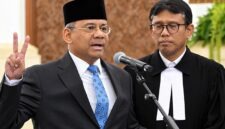 Menteri Keuangan Republik Indonesia yang baru dilantik, Suahasil Nazara (kiri), mengucapkan sumpah jabatan dipandu oleh rohaniwan saat upacara pelantikan di Istana Negara, Jakarta, Senin (14/9/2026). (FOTO : Dok.Setneg.go.id)