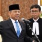 Menteri Keuangan Republik Indonesia yang baru dilantik, Suahasil Nazara (kiri), mengucapkan sumpah jabatan dipandu oleh rohaniwan saat upacara pelantikan di Istana Negara, Jakarta, Senin (14/9/2026). (FOTO : Dok.Setneg.go.id)