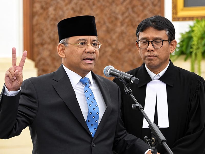 Menteri Keuangan Republik Indonesia yang baru dilantik, Suahasil Nazara (kiri), mengucapkan sumpah jabatan dipandu oleh rohaniwan saat upacara pelantikan di Istana Negara, Jakarta, Senin (14/9/2026). (FOTO : Dok.Setneg.go.id)