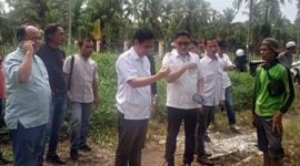 Wakil Ketua I DPRD Provinsi Jambi Faizal Riza bersama Kabid Cipta Karya Nasrul dan pihak PUPR lainnya saat meninjau Sumur Bor, Rabu (14/9/2022). FOTO : Bas/LT