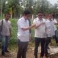 Wakil Ketua I DPRD Provinsi Jambi Faizal Riza bersama Kabid Cipta Karya Nasrul dan pihak PUPR lainnya saat meninjau Sumur Bor, Rabu (14/9/2022). FOTO : Bas/LT